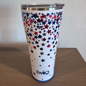 NWOT Swig Life 32 oz Insulated Red, White, & Blue Star Pattern Tumbler